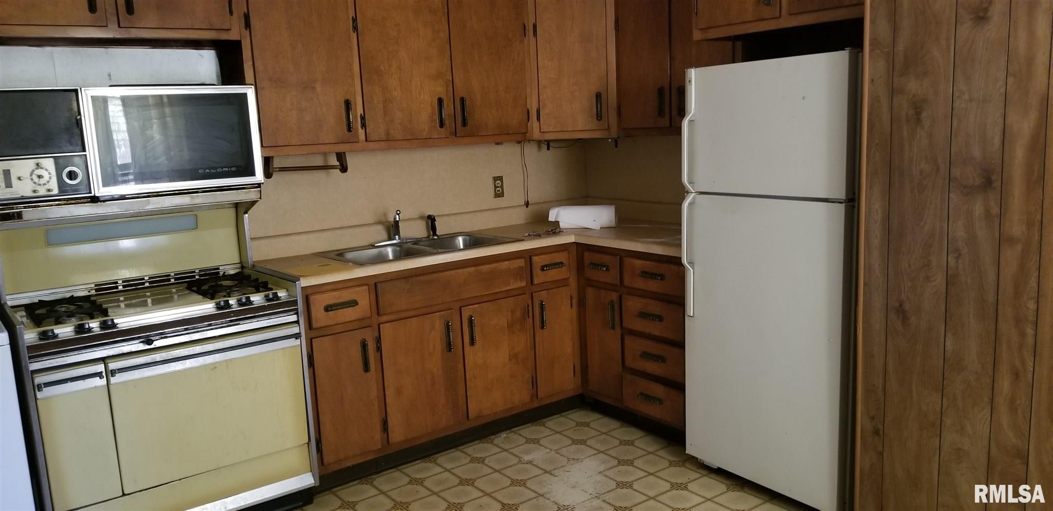 2228 East Laurel Street Springfield, IL 62703 - Photo 2 of 4