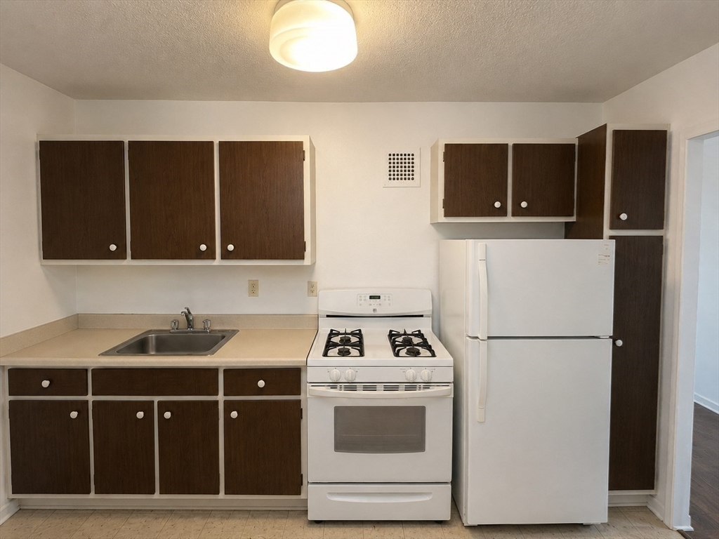 9 Hawthorne Place, Unit 12F Boston, MA 02114 - Photo 7 of 14