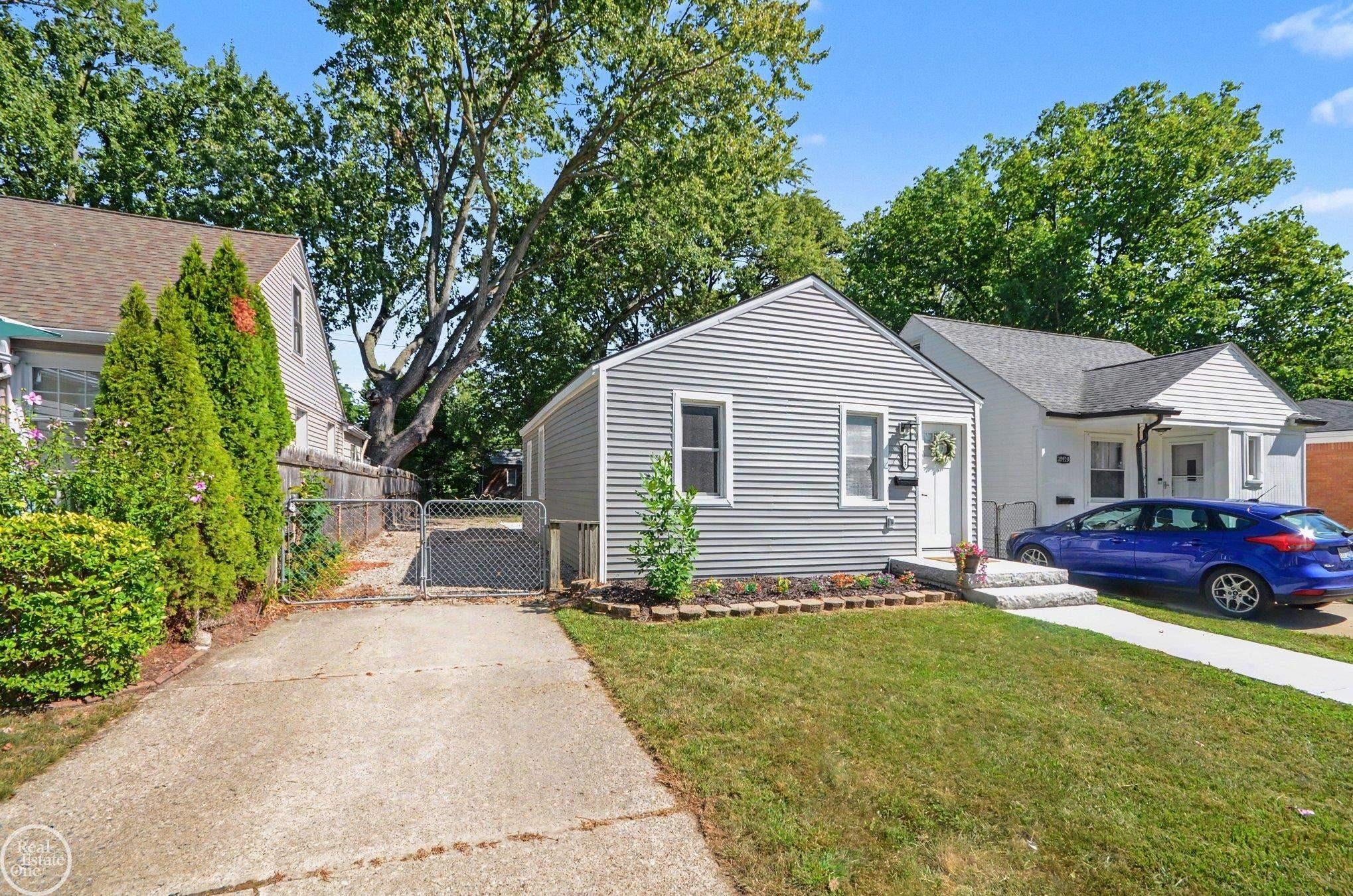 20925 Ridgemont Road Harper Woods, MI 48225 - Photo 2 of 15 Gallery Image 2