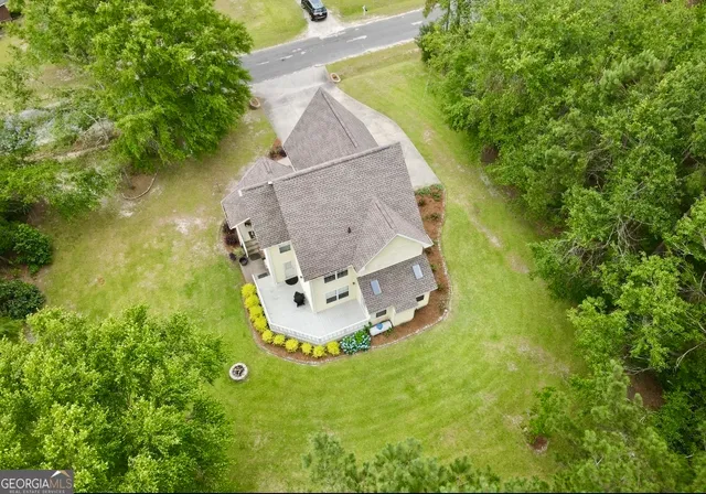 a view of a house with a backyard