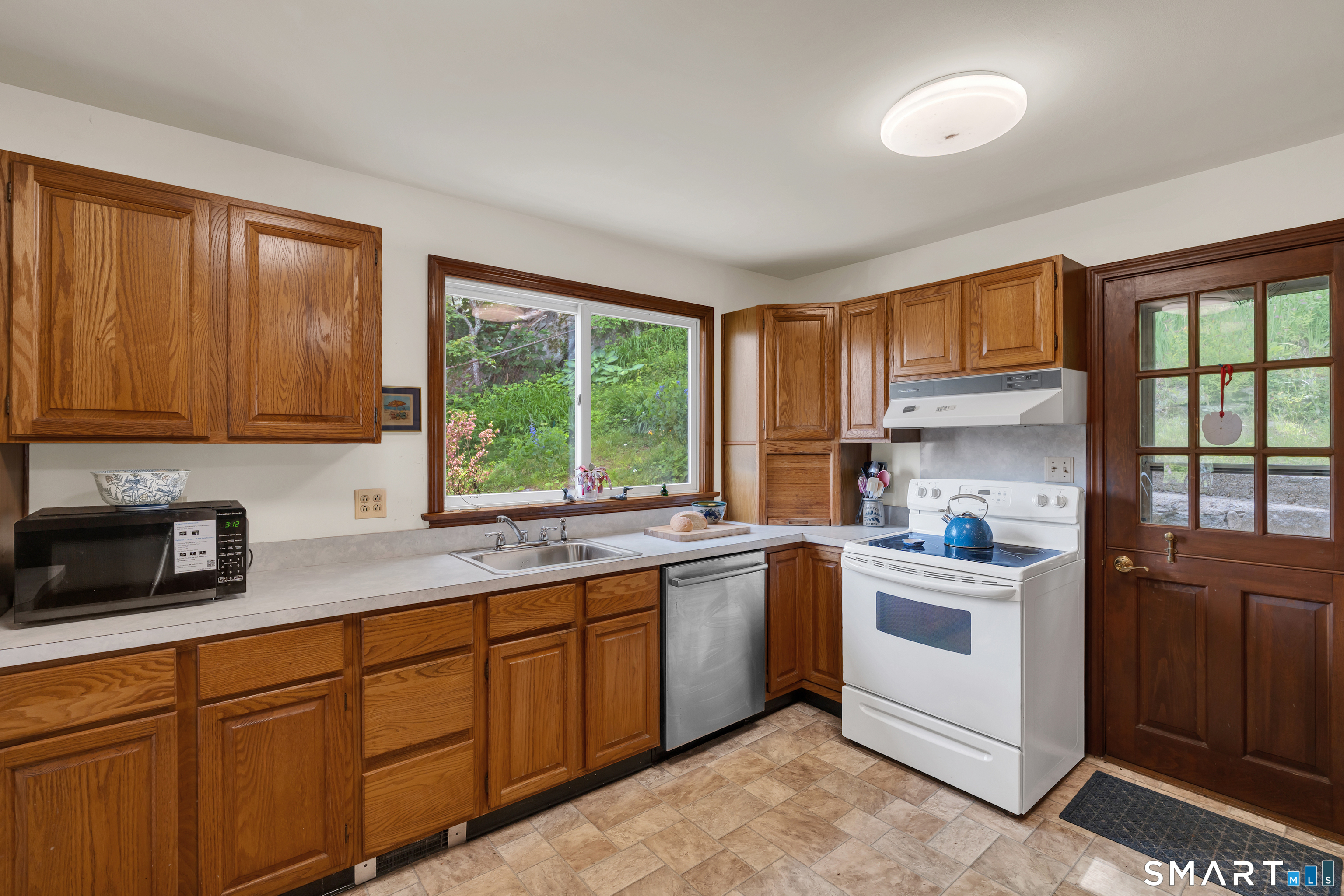 16 Ledge Road East Lyme, CT 06357 - Photo 12 of 34