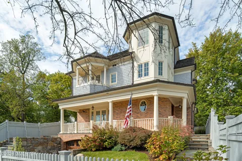 $5,500,000 | 15 Lexington Avenue, Greenwich, CT 06830