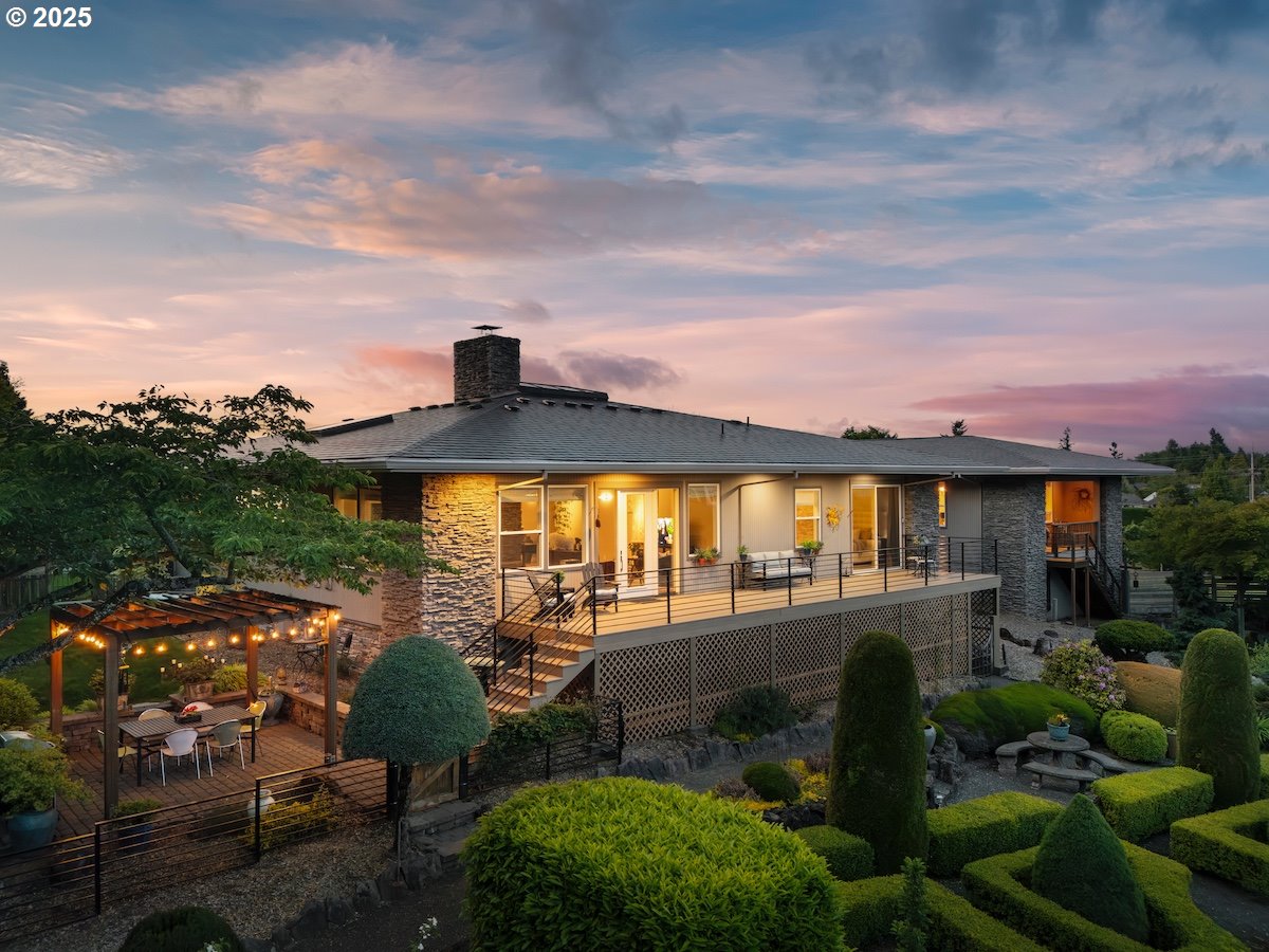 800 Rosemont Road West Linn, OR 97068 - Photo 1 of 48 a front view of a house with a yard