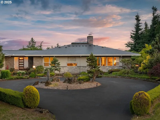 a view of a house with backyard and garden