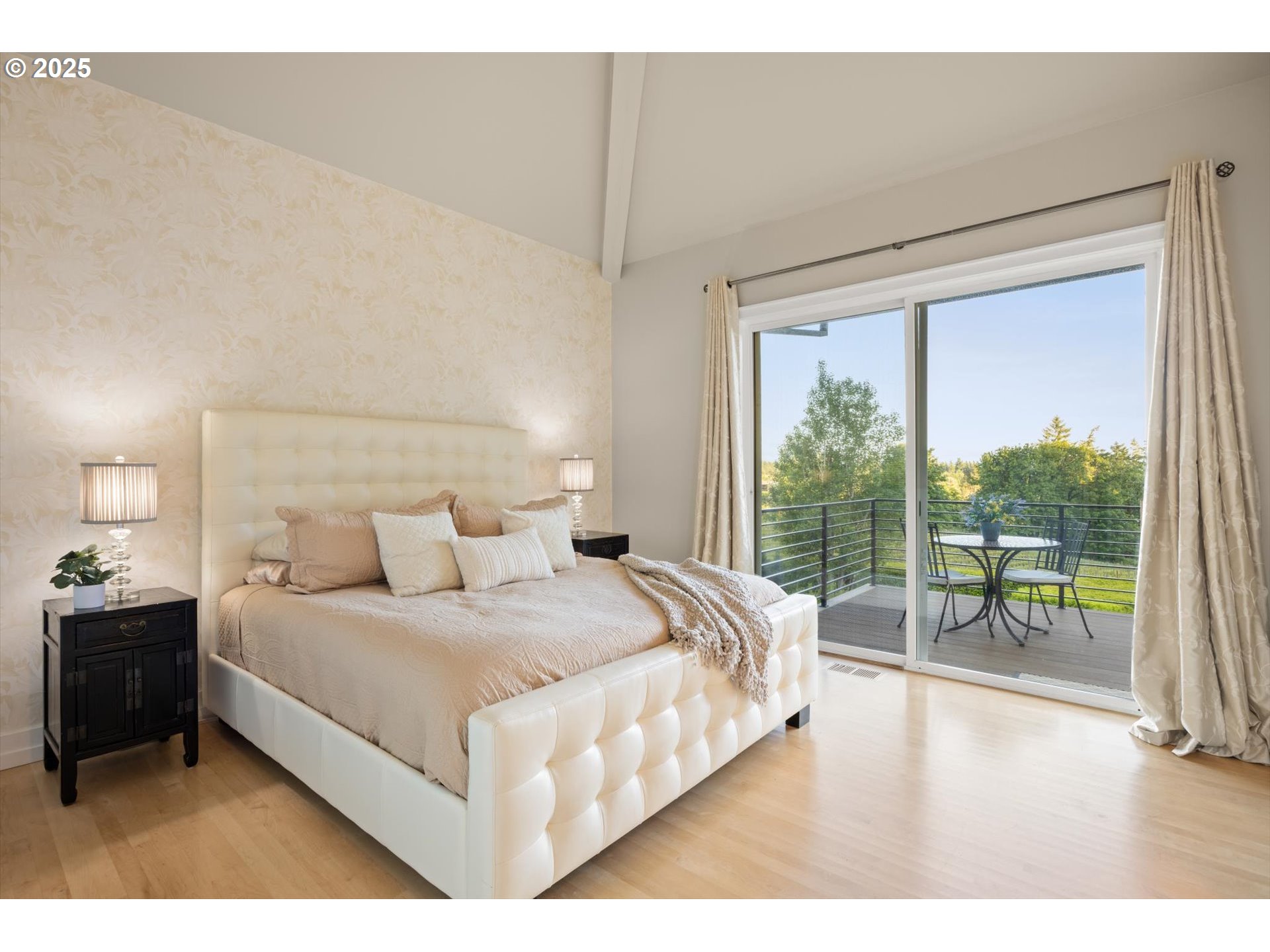 800 Rosemont Road West Linn, OR 97068 - Photo 22 of 48 a bedroom with a large bed and a large window