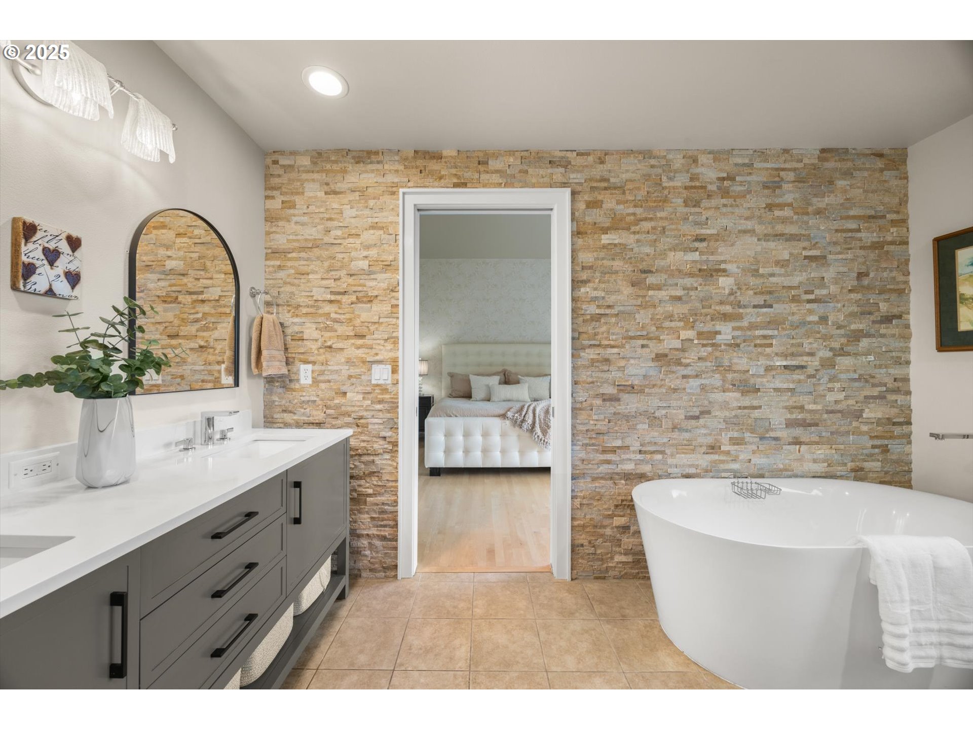 800 Rosemont Road West Linn, OR 97068 - Photo 25 of 48 a bathroom with a bathtub sink and mirror