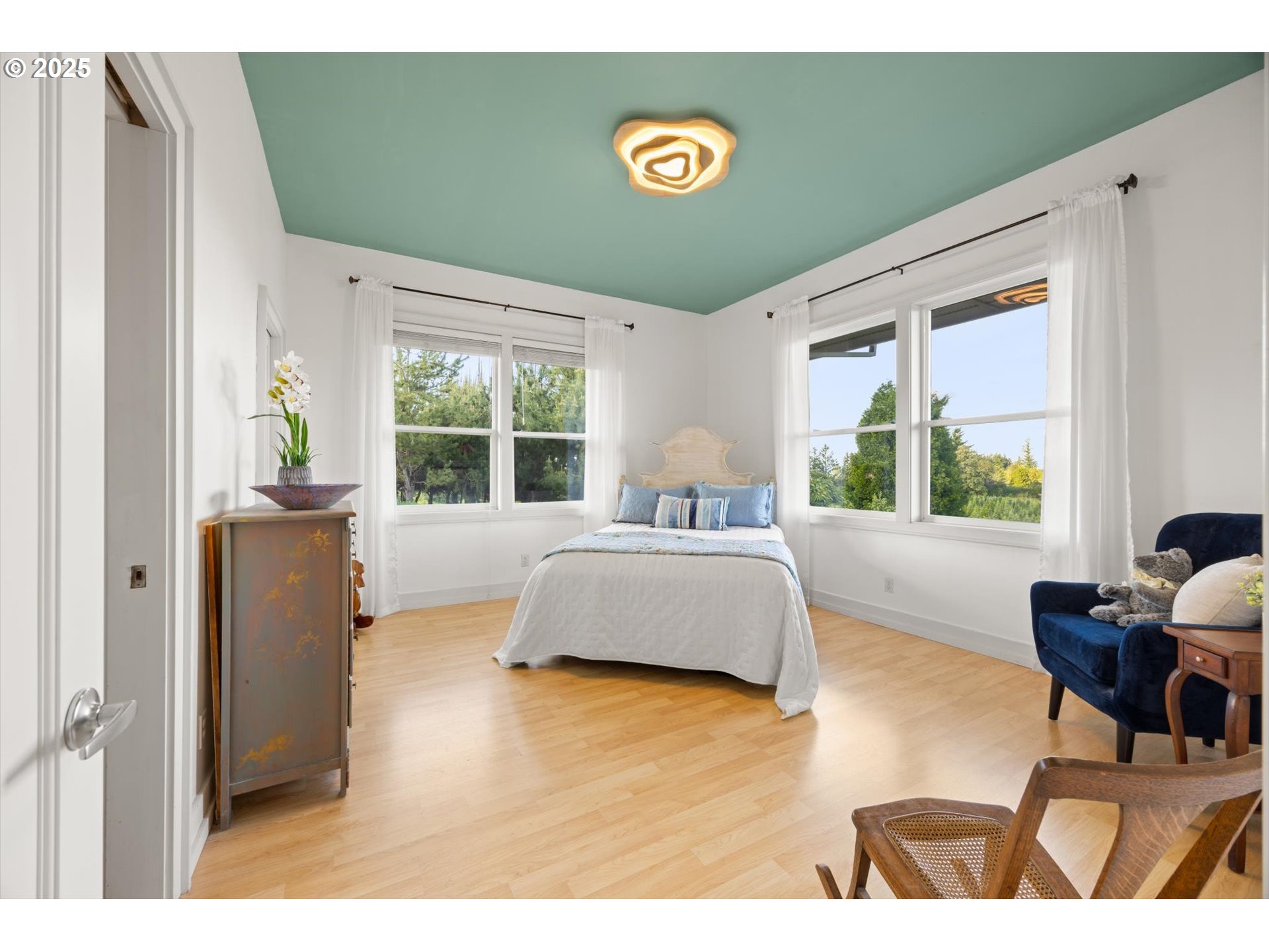 800 Rosemont Road West Linn, OR 97068 - Photo 31 of 48 a bedroom with a bed and a large window