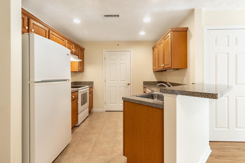 237 Salem Street, Unit 6 Reading, MA 01867 - Photo 15 of 30