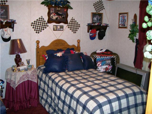 263 Cal Durham Road Bethpage, TN 37022 - Photo 11 of 20 Another Of Those Inviting Bedrooms!