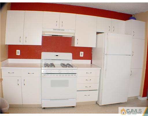 635 Edpas Road New Brunswick, NJ 08901 - Photo 5 of 10 a utility room with dryer and washer
