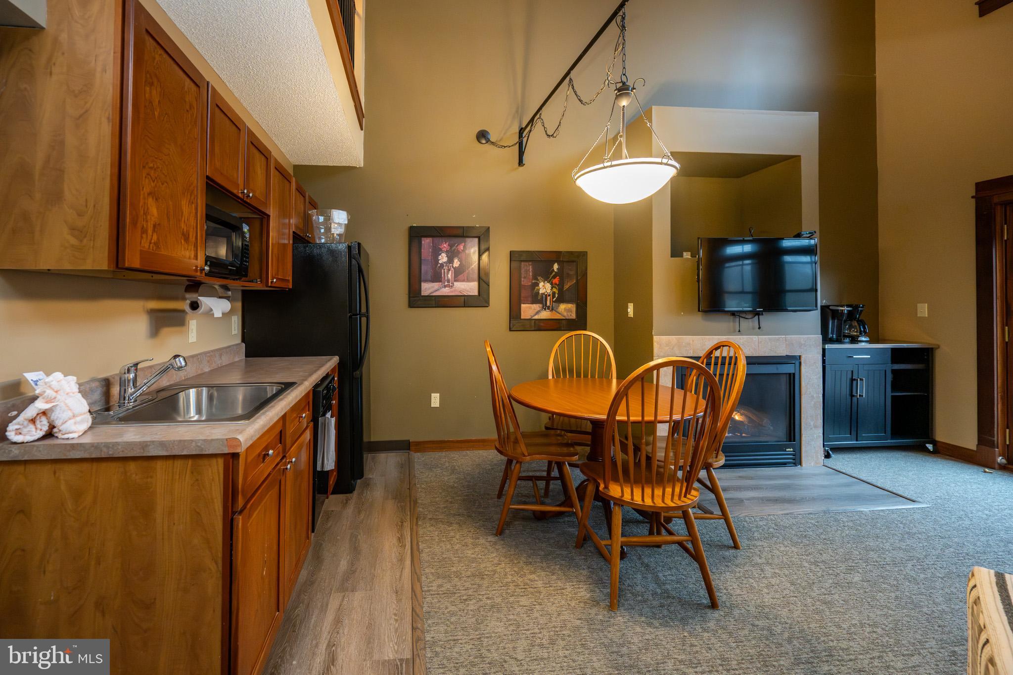 565 Glendale Road, Unit B206 Oakland, MD 21550 - Photo 12 of 32 Cozy kitchen and dining area with charm.