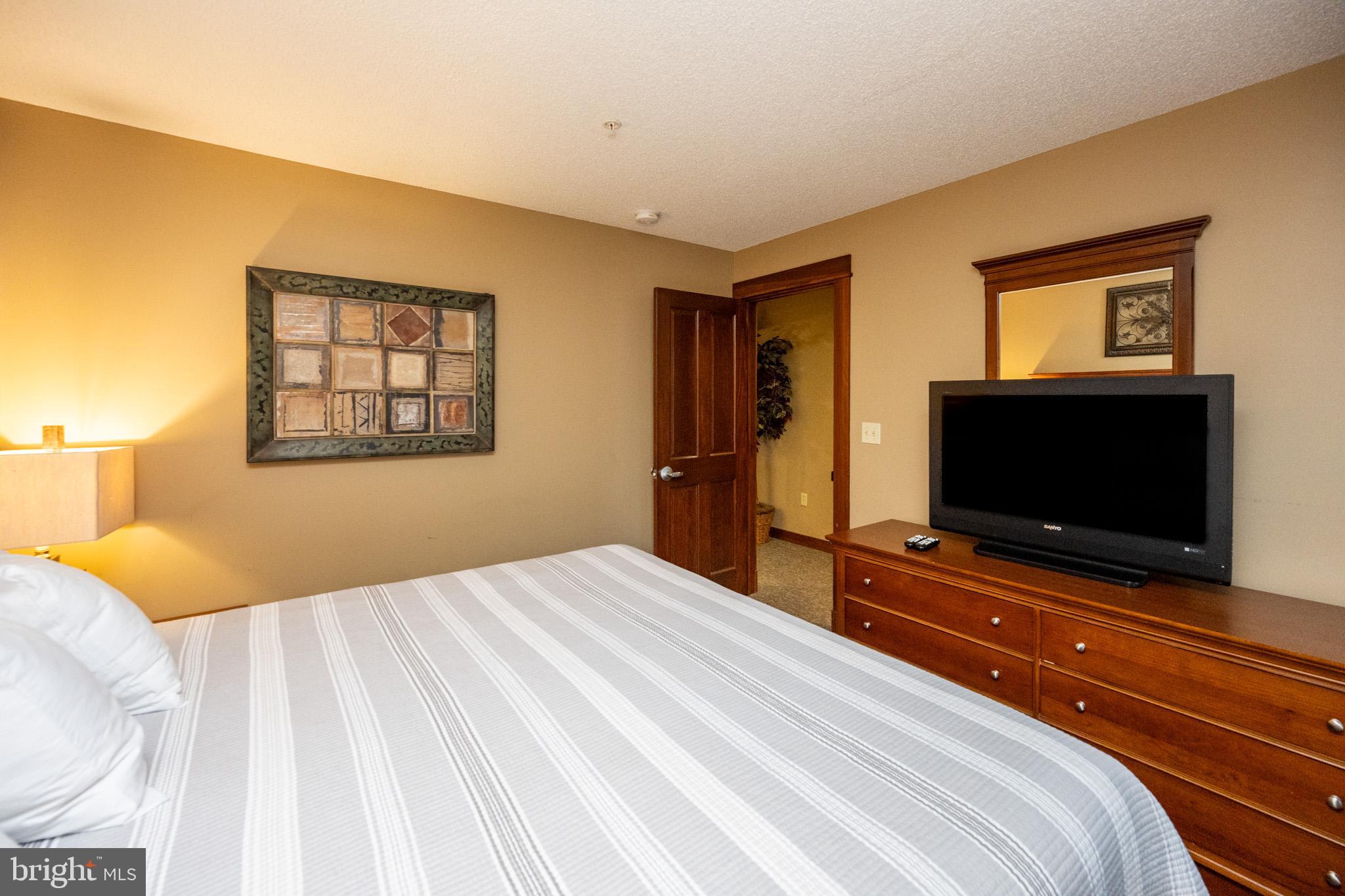565 Glendale Road, Unit B206 Oakland, MD 21550 - Photo 15 of 32 Cozy retreat with warm, inviting tones.