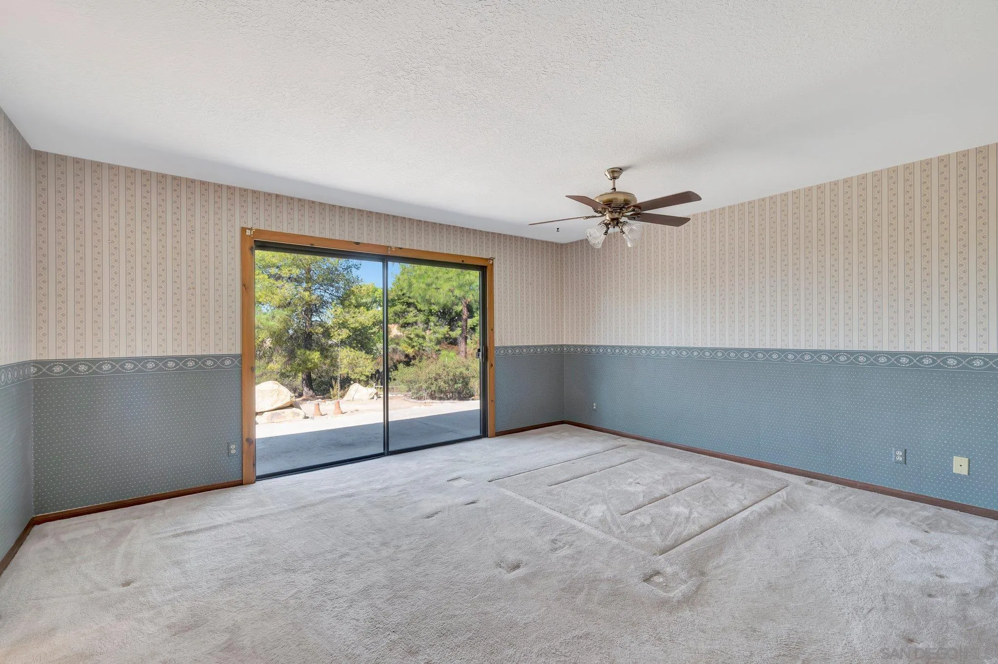 2596 Valetta Lane Alpine, CA 91901 - Photo 17 of 48 an empty room with a window
