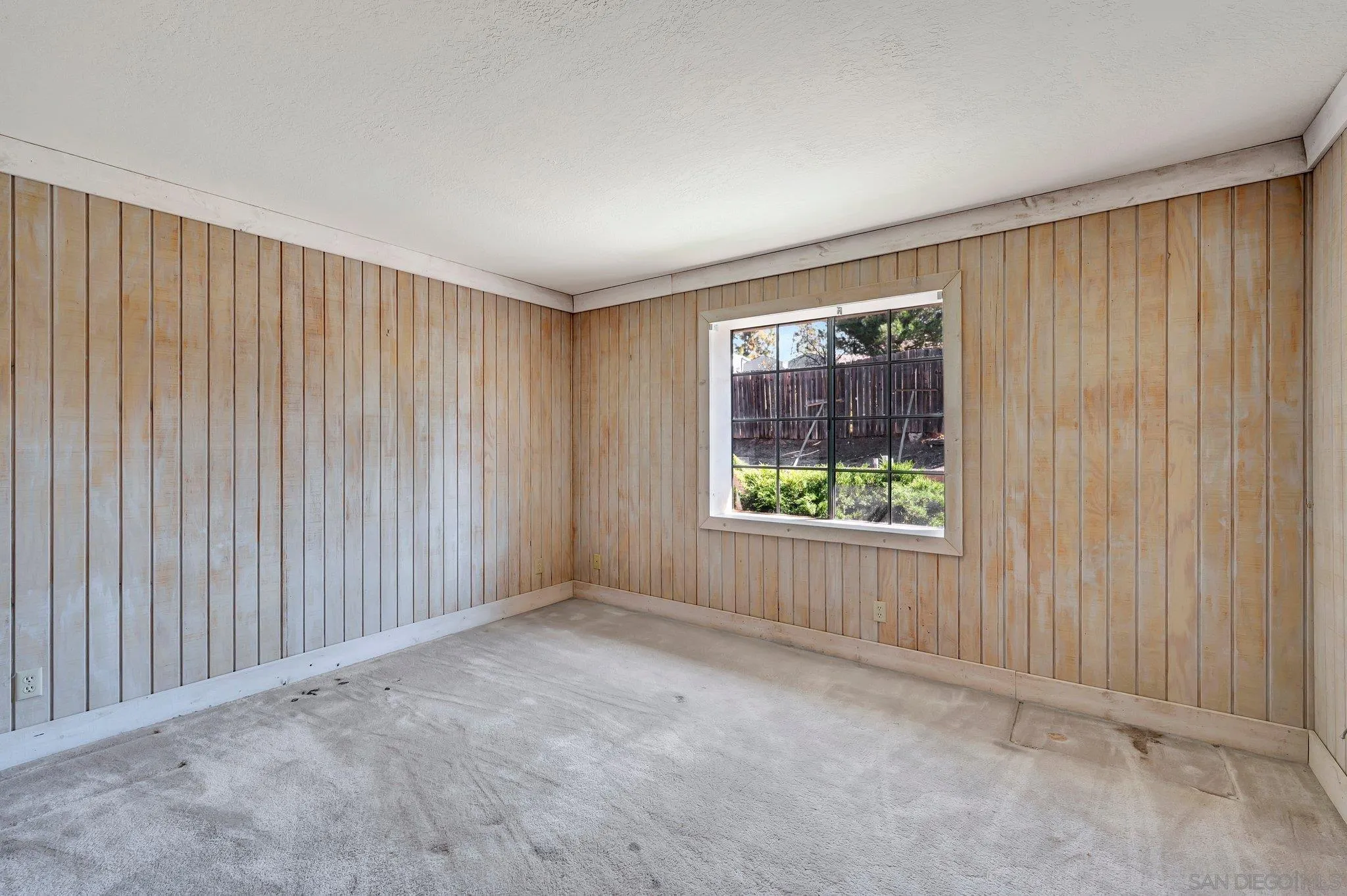 2596 Valetta Lane Alpine, CA 91901 - Photo 22 of 48 an empty room with windows