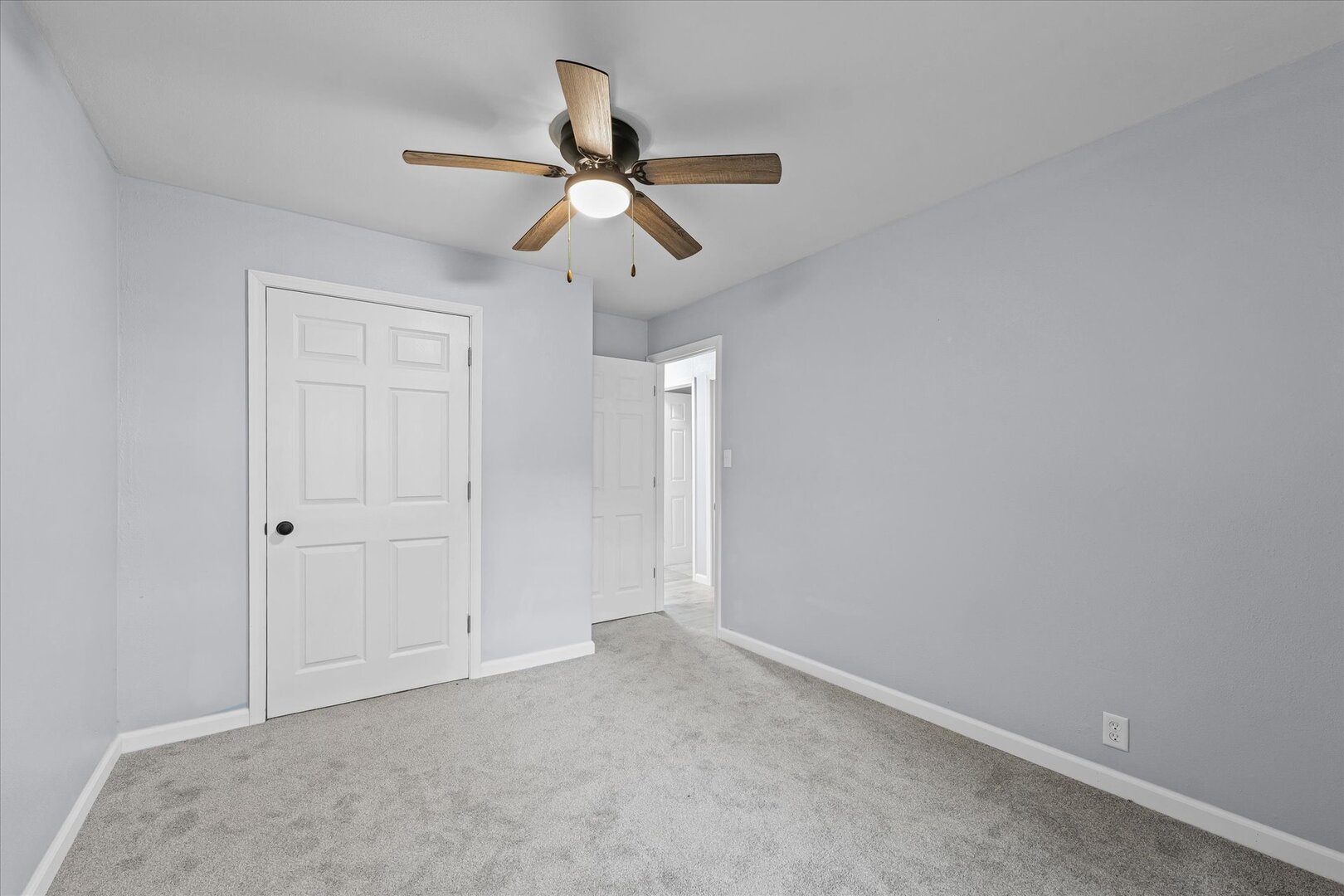 842 North Walnut Street Monticello, IL 61856 - Photo 18 of 33 an empty room with closet and ceiling fan