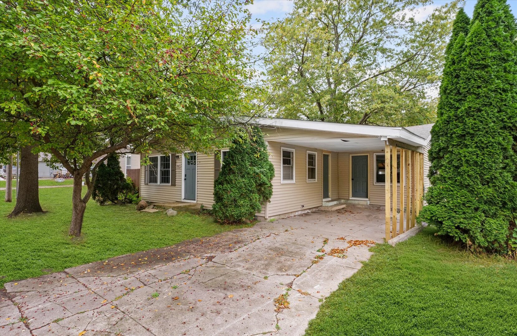 842 North Walnut Street Monticello, IL 61856 - Photo 2 of 33 a front view of a house with a garden
