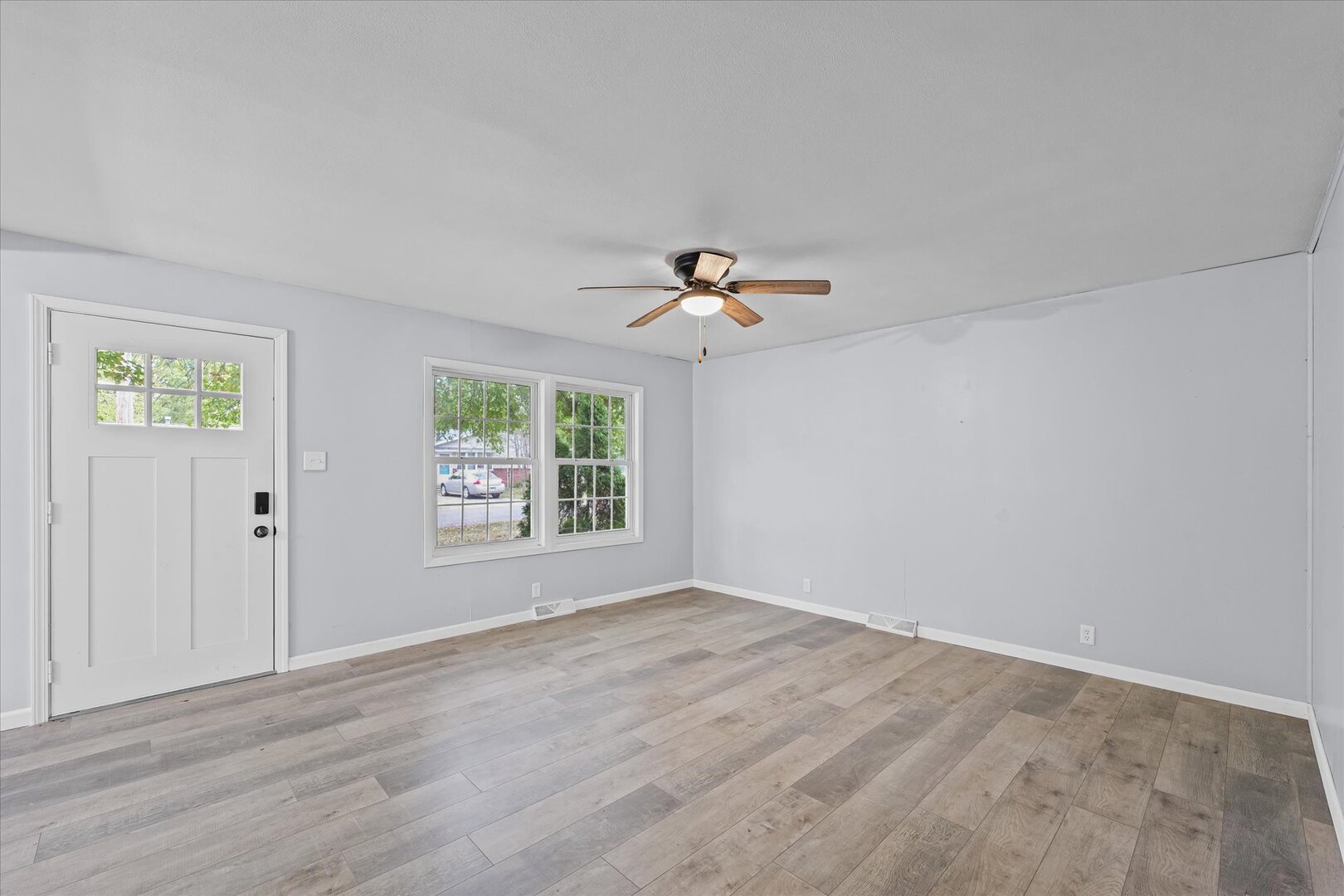 842 North Walnut Street Monticello, IL 61856 - Photo 6 of 33 a view of an empty room with a window