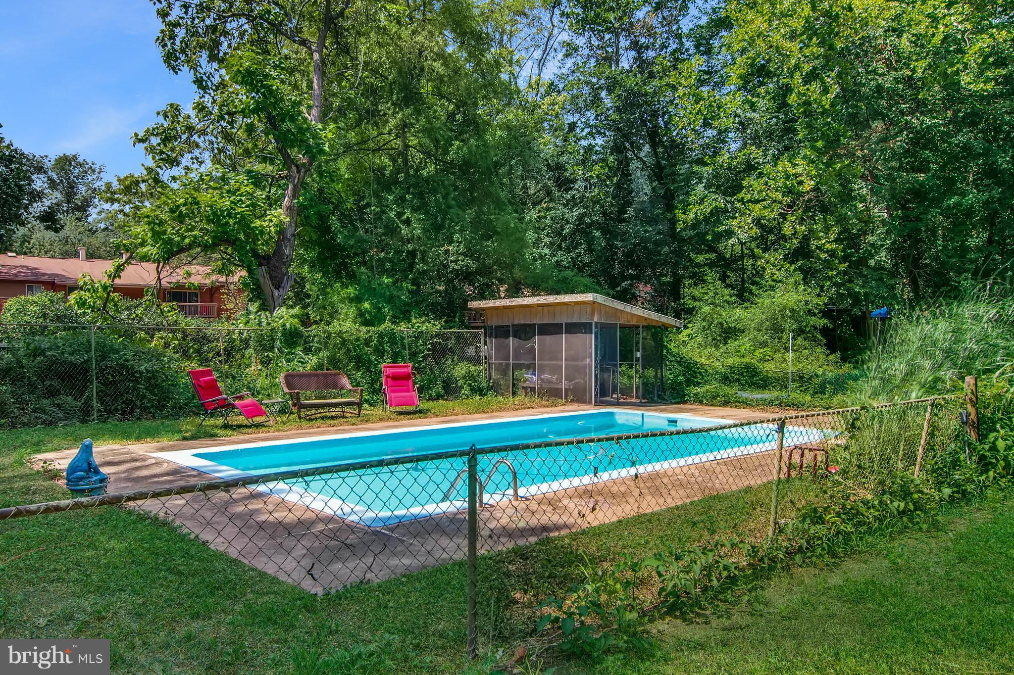 1606 Frederick Road Baltimore, MD 21228 - Photo 26 of 28 a backyard of a house with table and chairs