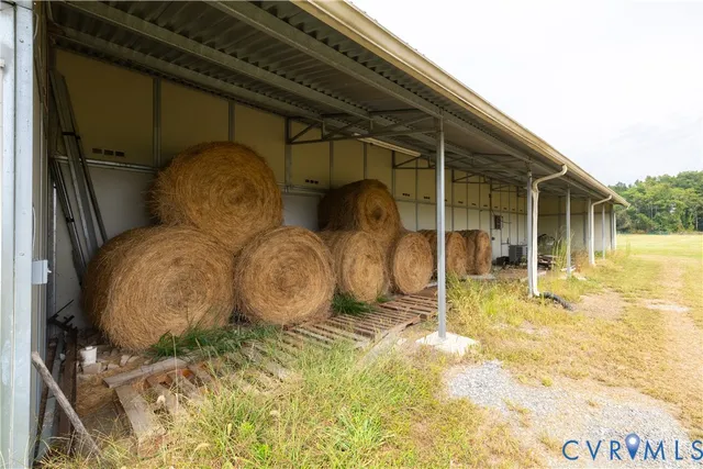 a view of a house with backyard and garden
