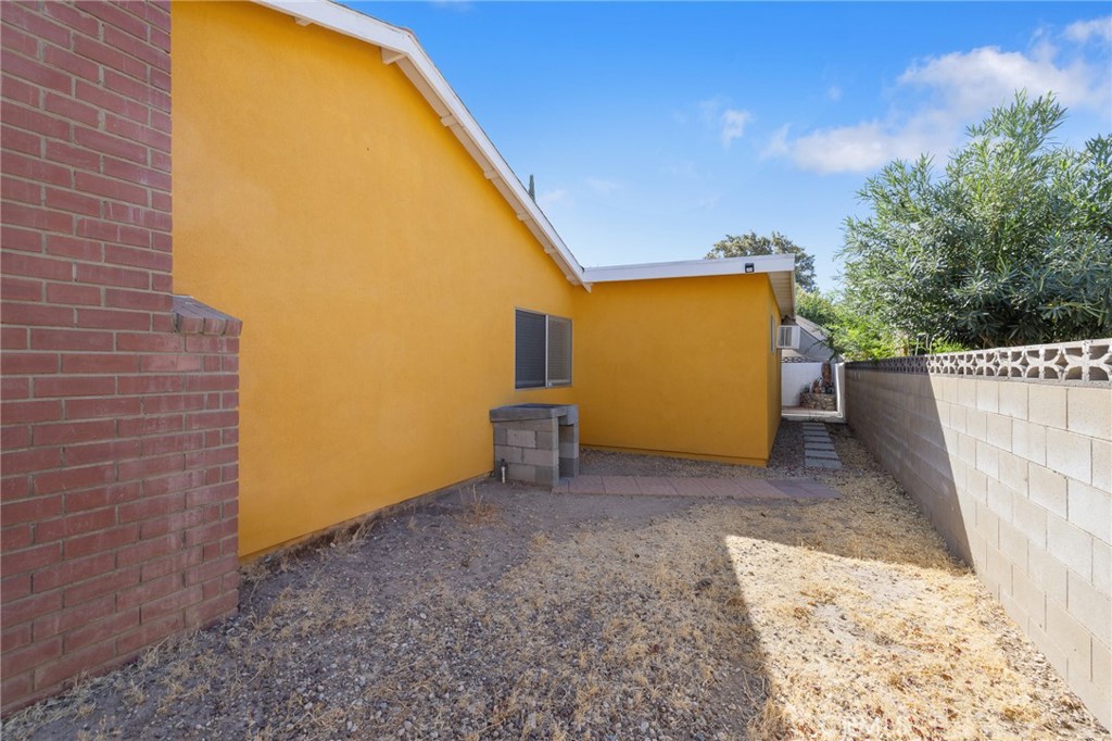 638 Eston Place Lancaster, CA 93535 - Photo 40 of 44 a view of an outdoor space with a house