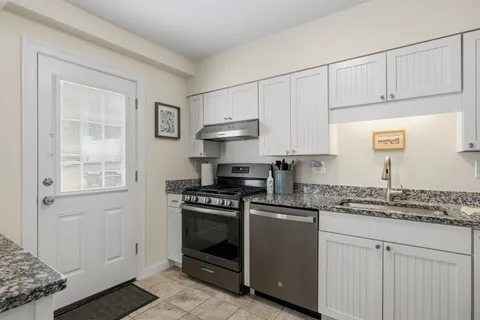 $469,000 | 415 High Street, Unit 2, Hampton, NH 03842