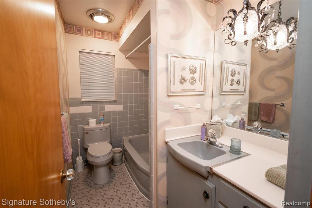 577 Thorntree Road Grosse Pointe Woods, MI 48236 - Photo 17 of 40