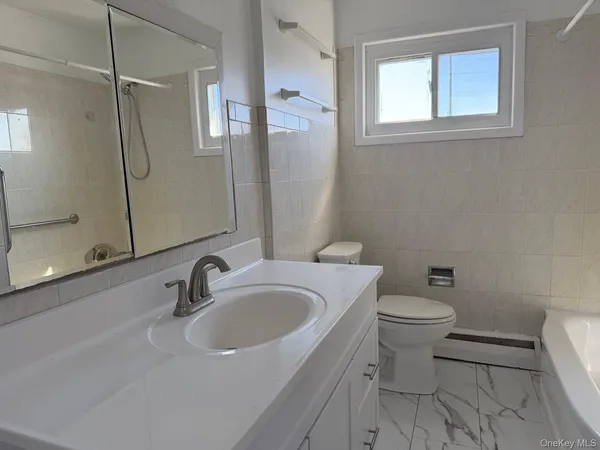 $3,700 | 1 Munro Boulevard, Unit 2F, Valley Stream, NY 11581