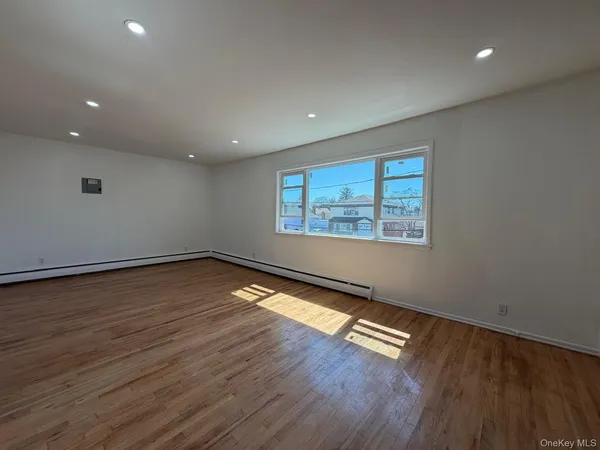 $3,700 | 1 Munro Boulevard, Unit 2F, Valley Stream, NY 11581