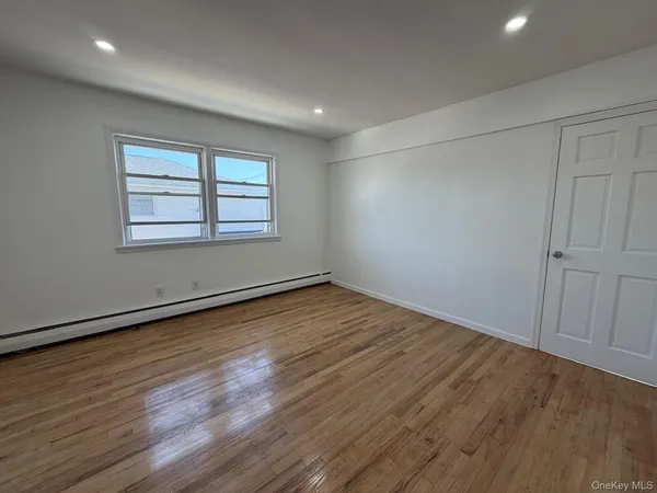 $3,700 | 1 Munro Boulevard, Unit 2F, Valley Stream, NY 11581