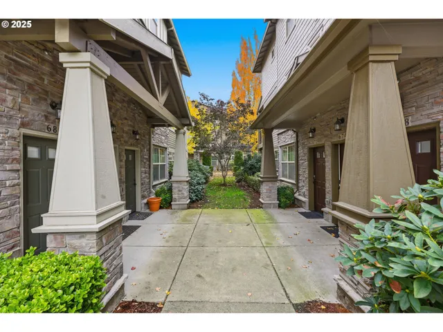 a view of a house with backyard
