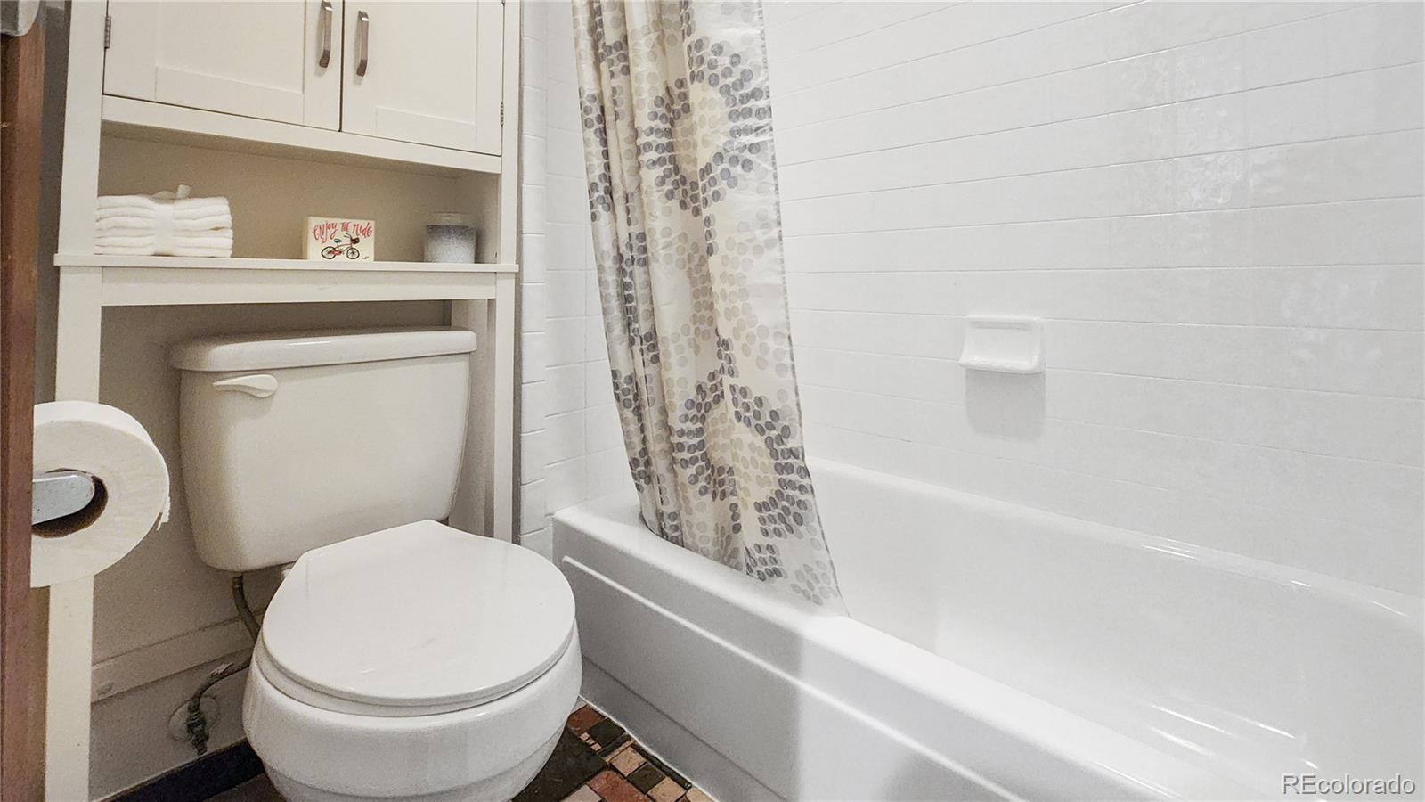1977 Soda Ridge Road, Unit 1180 Dillon, CO 80435 - Photo 12 of 24 a bathroom with a toilet and a bathtub
