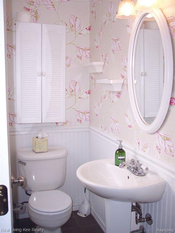 2963 Mohawk Lane Rochester, MI 48306 - Photo 9 of 25 Powder Room