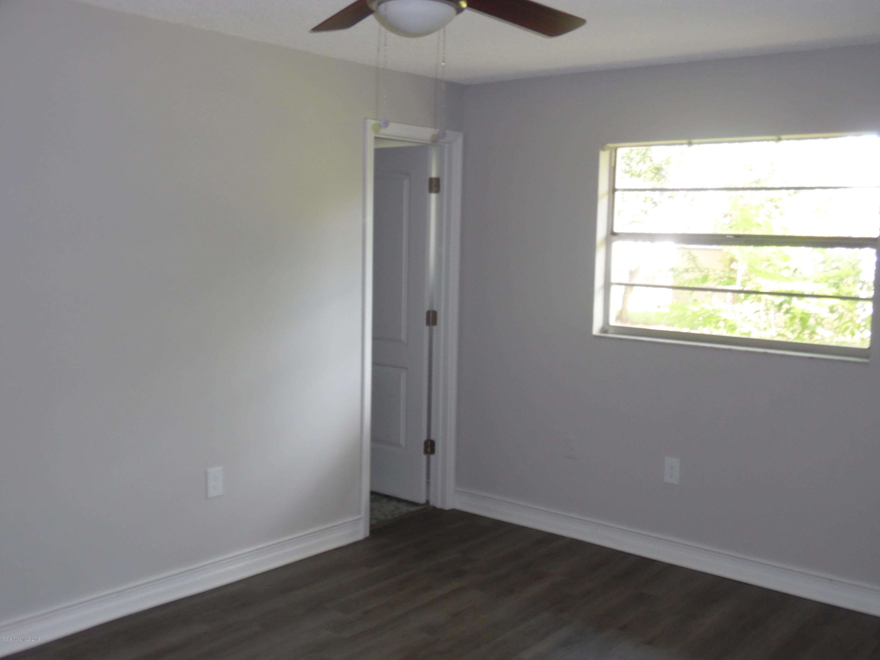 431 Count Street Melbourne, FL 32901 - Photo 9 of 15 Master looking at master bath door