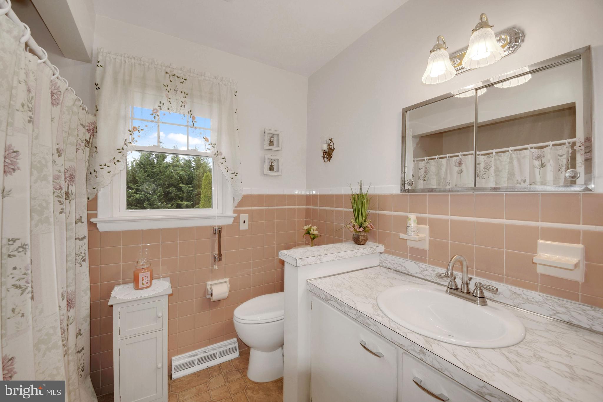 27 Longview Road Seven Valleys, PA 17360 - Photo 15 of 28 Bath