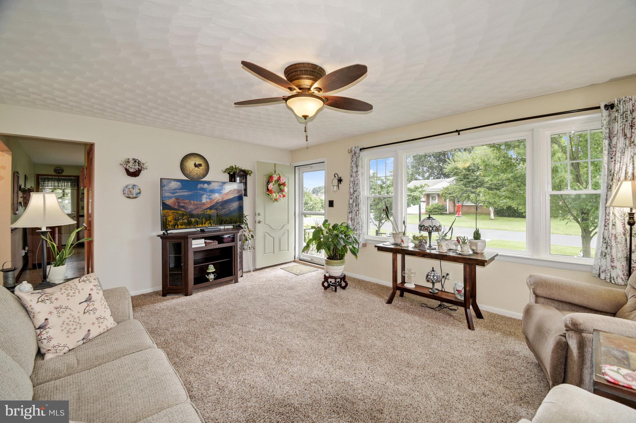 27 Longview Road Seven Valleys, PA 17360 - Photo 3 of 28 Living Room