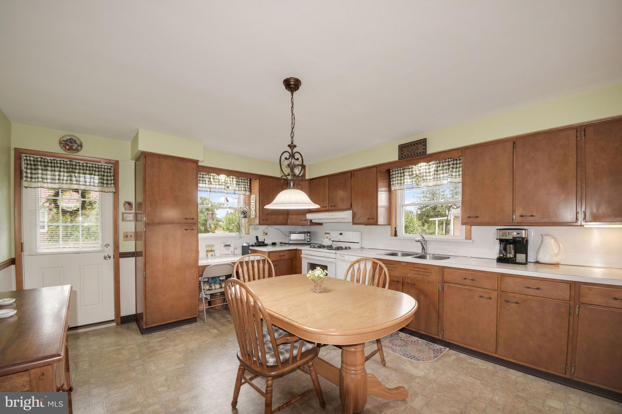 27 Longview Road Seven Valleys, PA 17360 - Photo 7 of 28 Kitchen