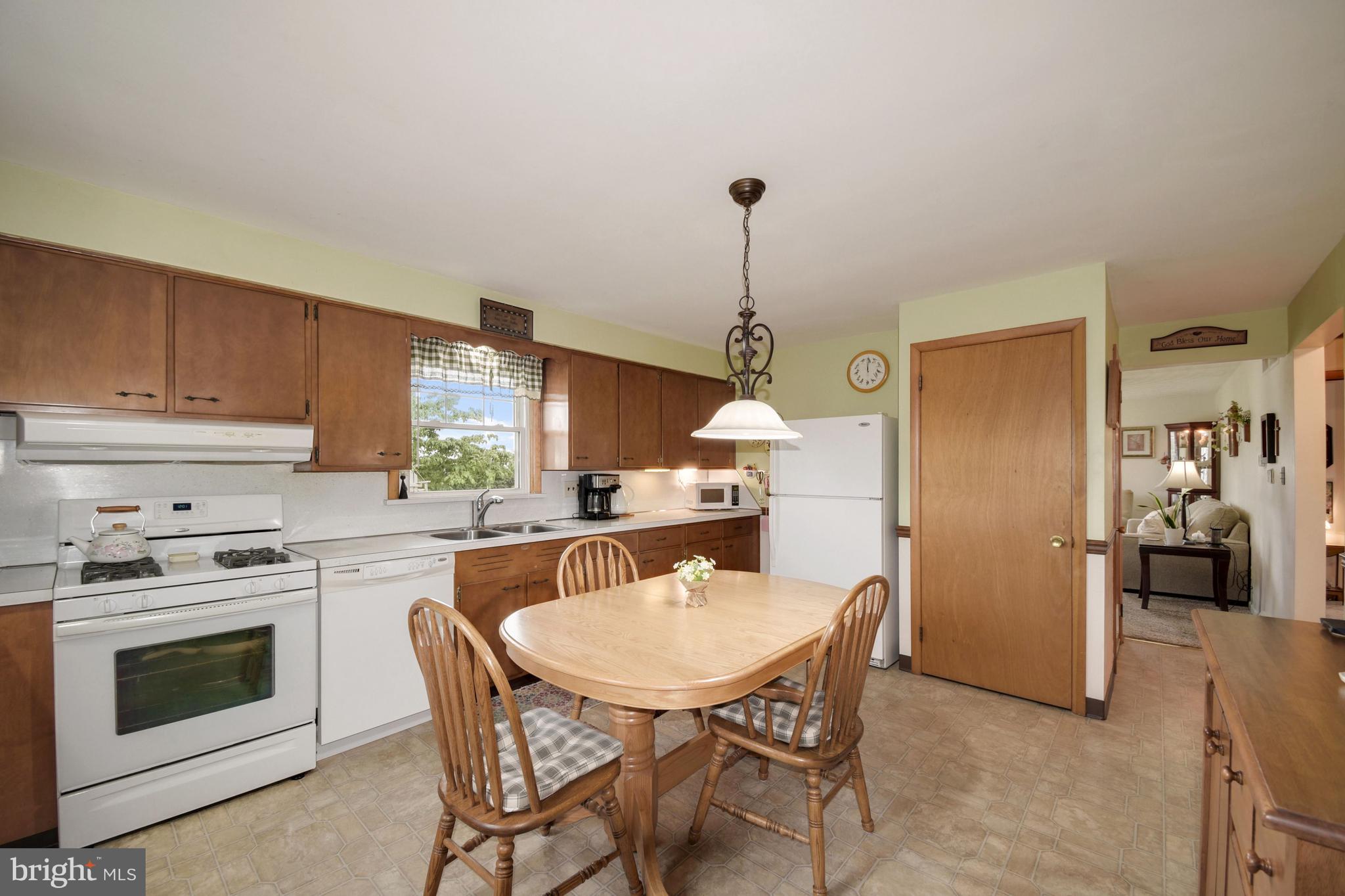 27 Longview Road Seven Valleys, PA 17360 - Photo 8 of 28 Kitchen