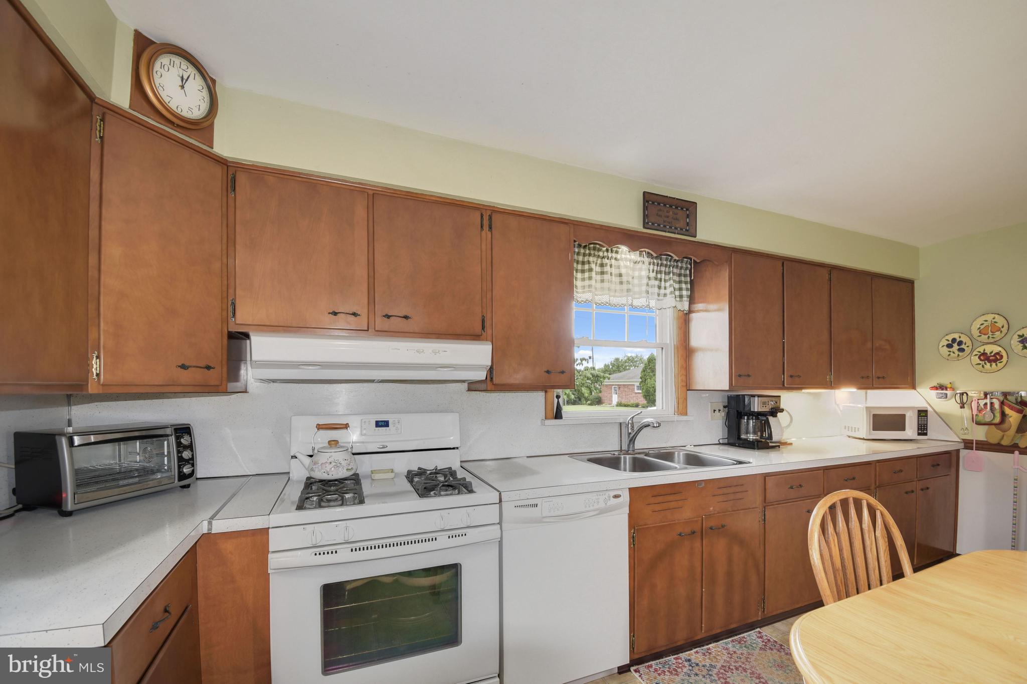 27 Longview Road Seven Valleys, PA 17360 - Photo 9 of 28 Kitchen