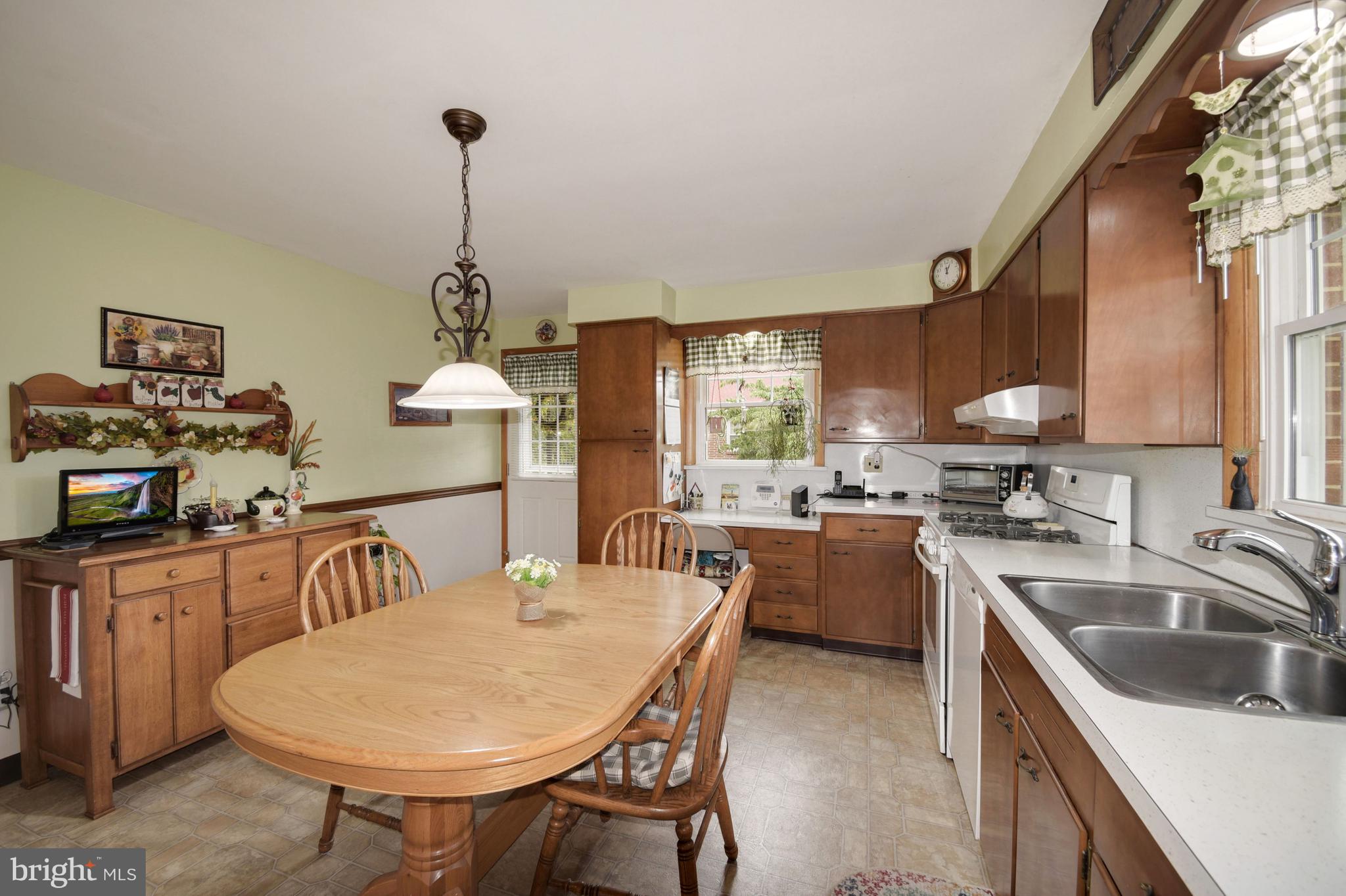 27 Longview Road Seven Valleys, PA 17360 - Photo 10 of 28 Kitchen