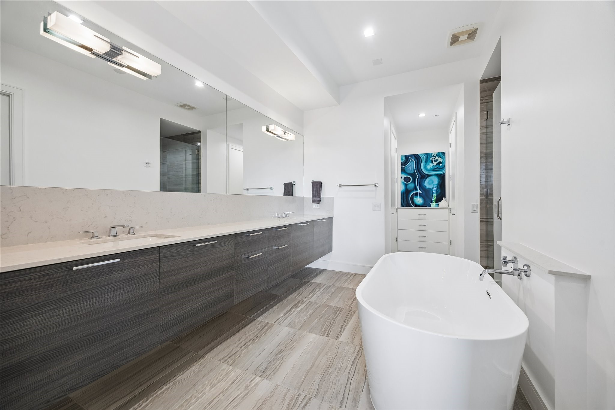 5104 Caroline Street, Unit 403 Houston, TX 77004 - Photo 24 of 33 Primary bath with soaker tub, his and her walk-in closets