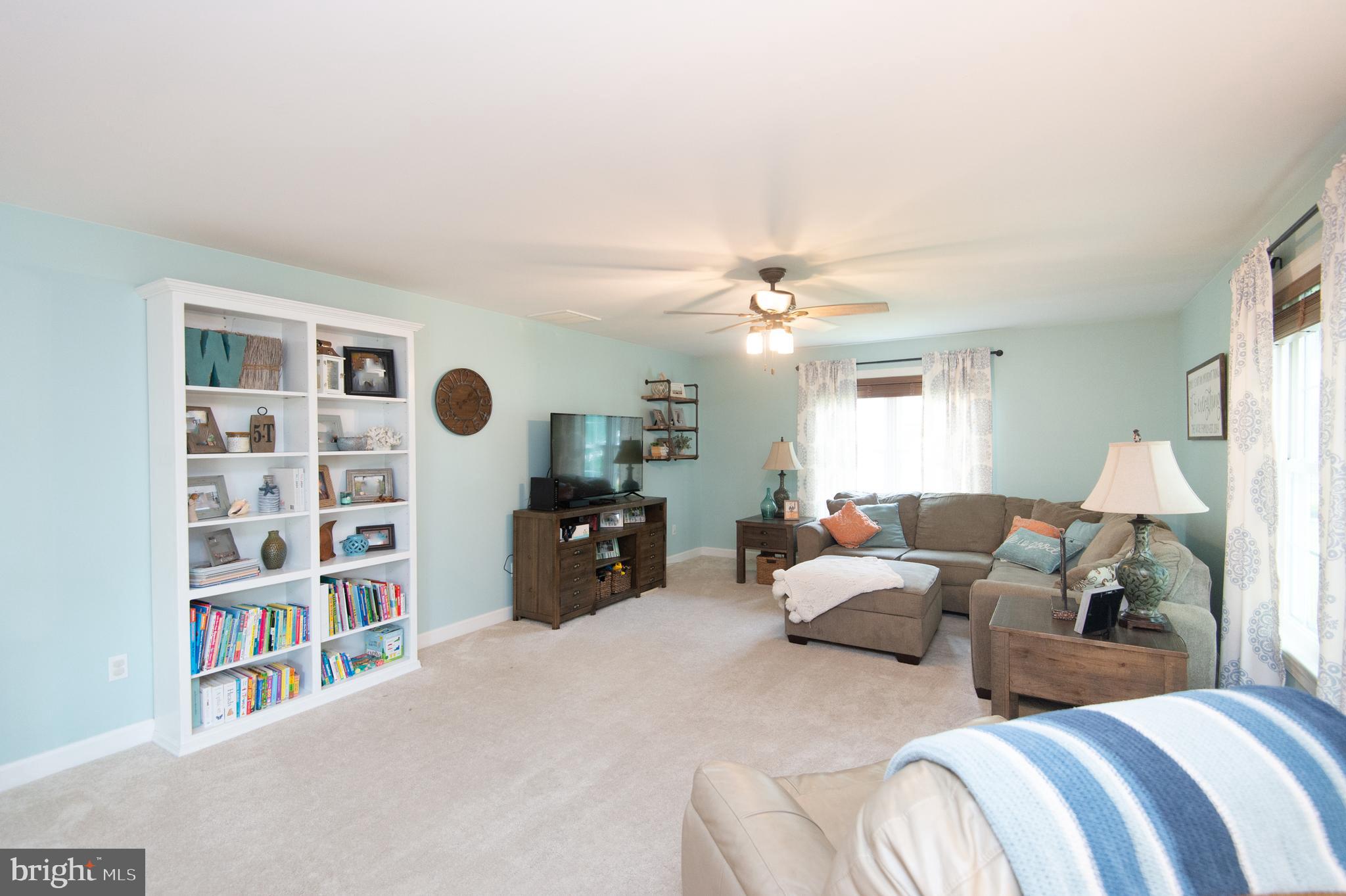 10 Shawnee Road Cambridge, MD 21613 - Photo 4 of 72 Bookshelf, ceiling fan and lots of light in FR