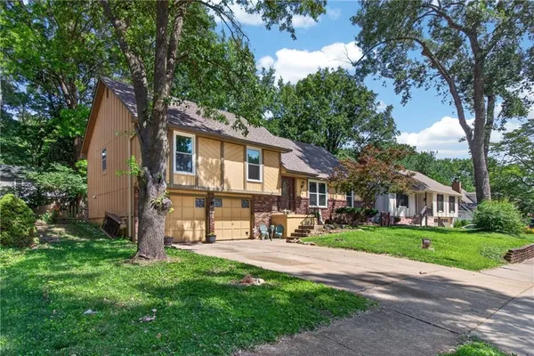 $380,000 | 509 Northeast Country Lane, Lee's Summit, MO 64086