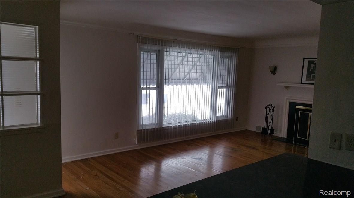 17582 Edinborough Road Detroit, MI 48219 - Photo 3 of 8 Edinborough Living room 2.jpg
