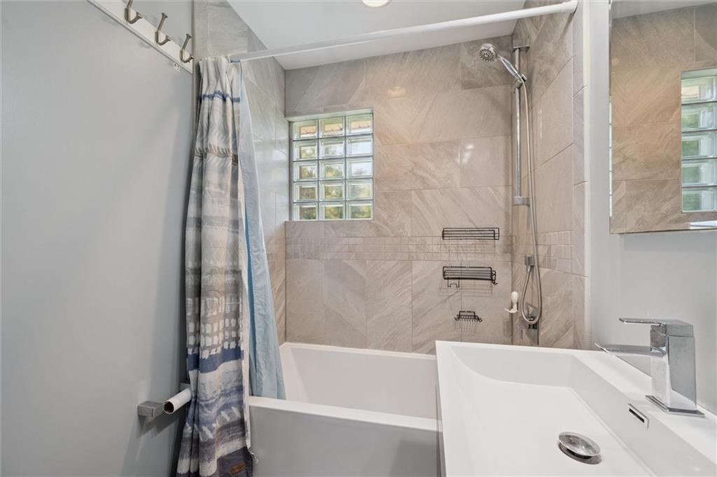 2521 Hopkins Church Road Sewickley, PA 15143 - Photo 17 of 34 a bathroom with a tub and a sink