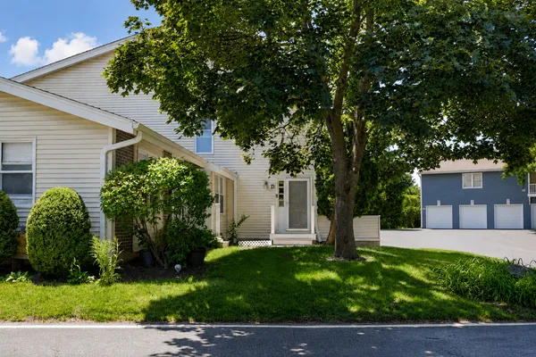 $239,000 | 188 Kendall Court, Unit D, Bloomingdale, IL 60108