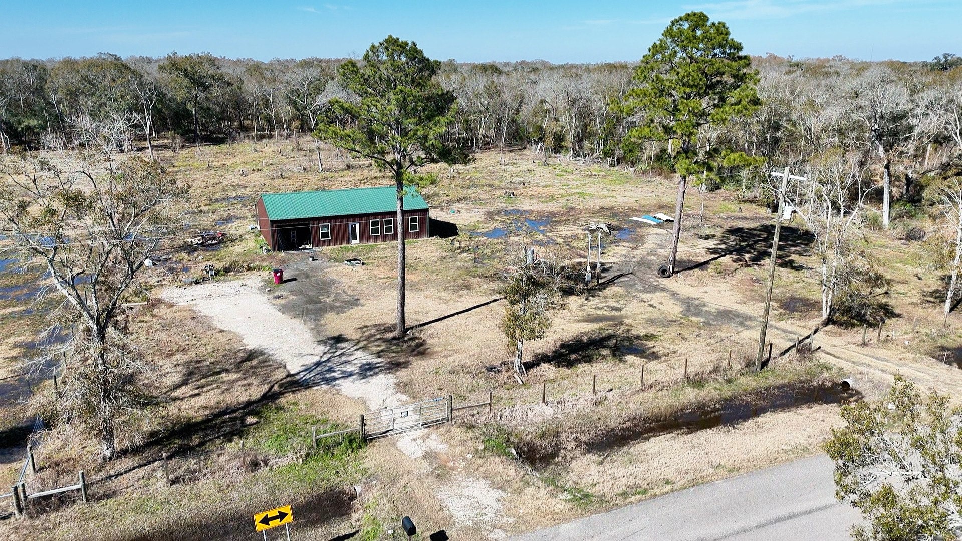 7072 County Road 3 Sweeny, TX 77480 - Photo 4 of 6 a view of a backyard of the house