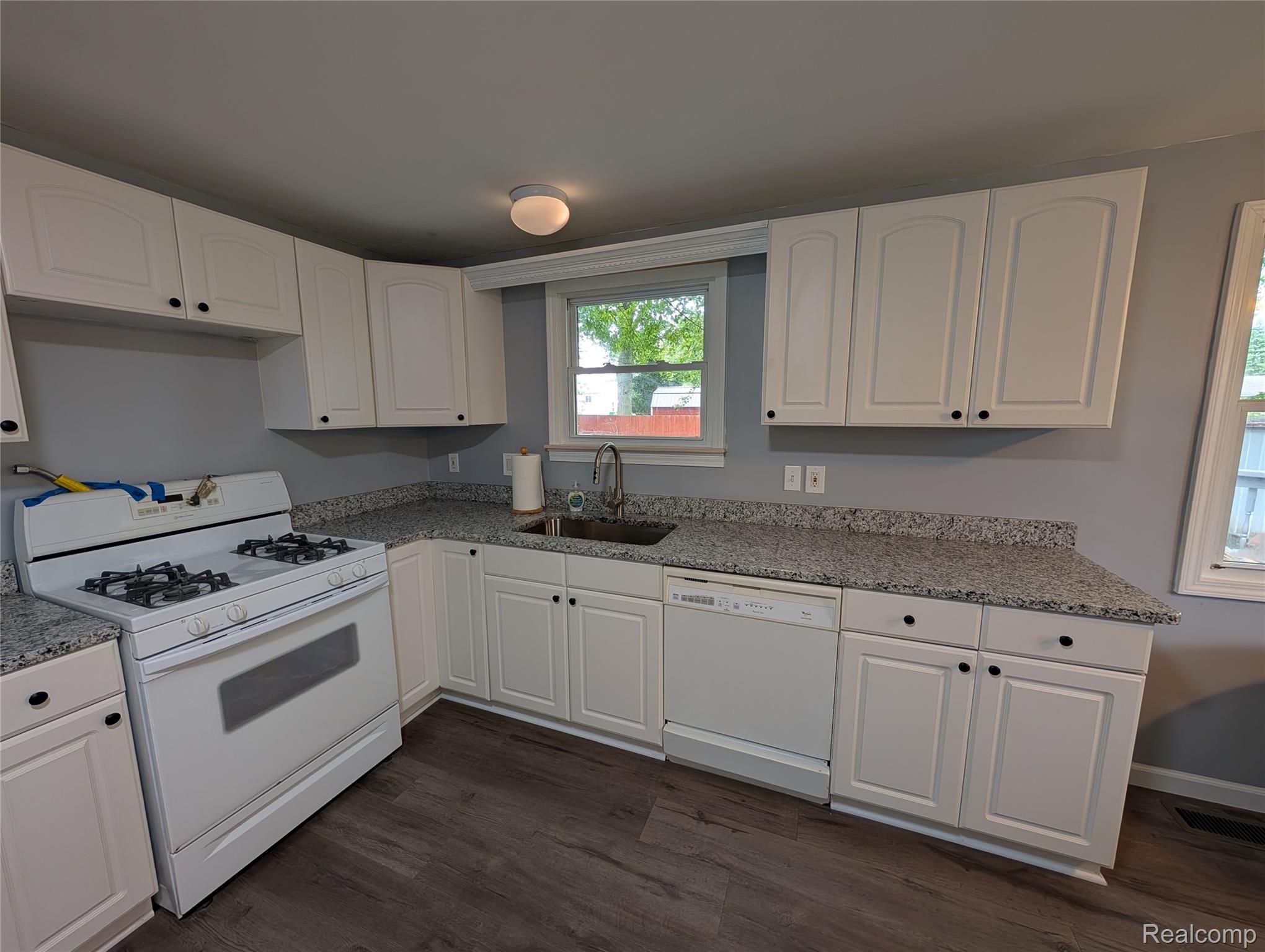 26241 Weigel Road New Boston, MI 48164 - Photo 22 of 27 PXL_20260524_181040531.NIGHT.jpg