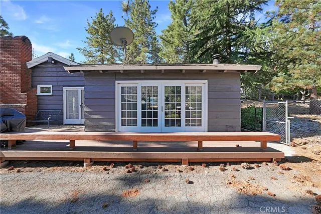 a view of a tree in the middle of a yard