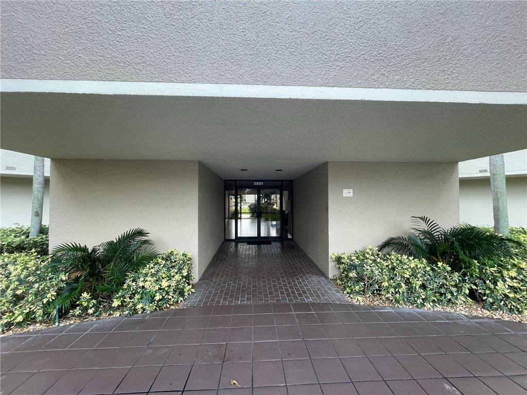 5851 Camino Del Sol, Unit 304 Boca Raton, FL 33433 - Photo 2 of 39 Photo 2