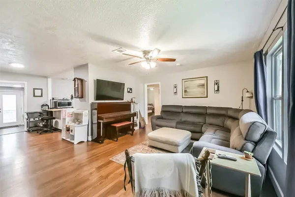 $1,550 | 1102 West Hart Avenue, Pasadena, TX 77506